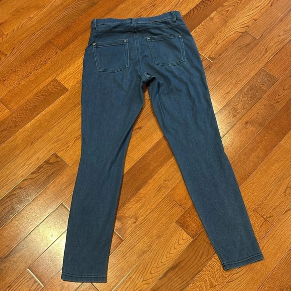 Hue 💙 Light Wash  Denim Casual jeans pants Legging Sz M - Picture 10 of 15